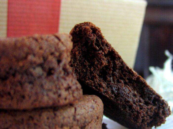 This gift box comes with (12) gourmet brownies