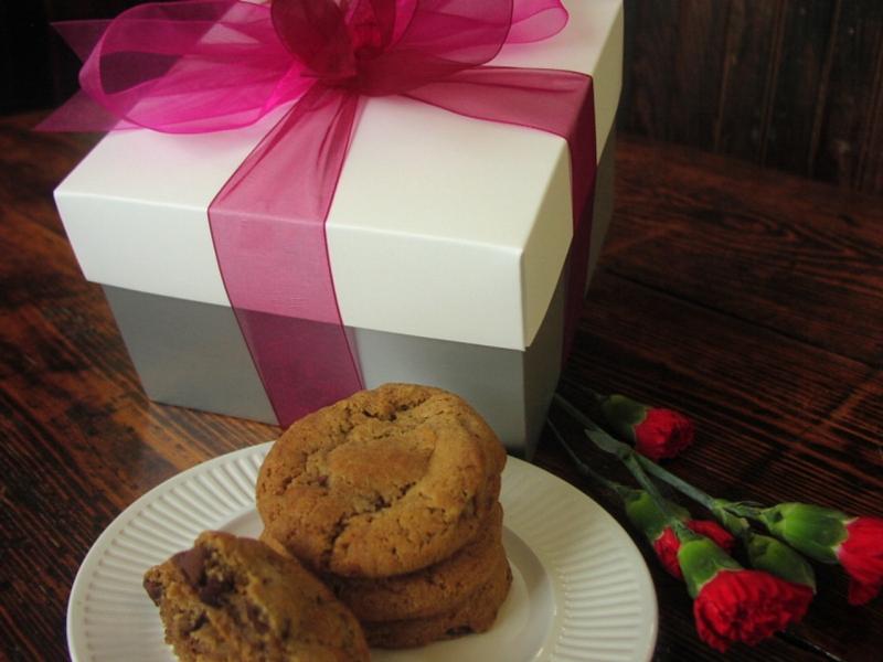 https://annasgourmetgoodies.com/wp-content/uploads/2023/08/R-BOXB-CK-12-bold-gift-box-of-gourmet-cookies.jpg